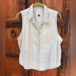 Universal Thread Light Blue Denim Sleeveless Button Down Shirt L
